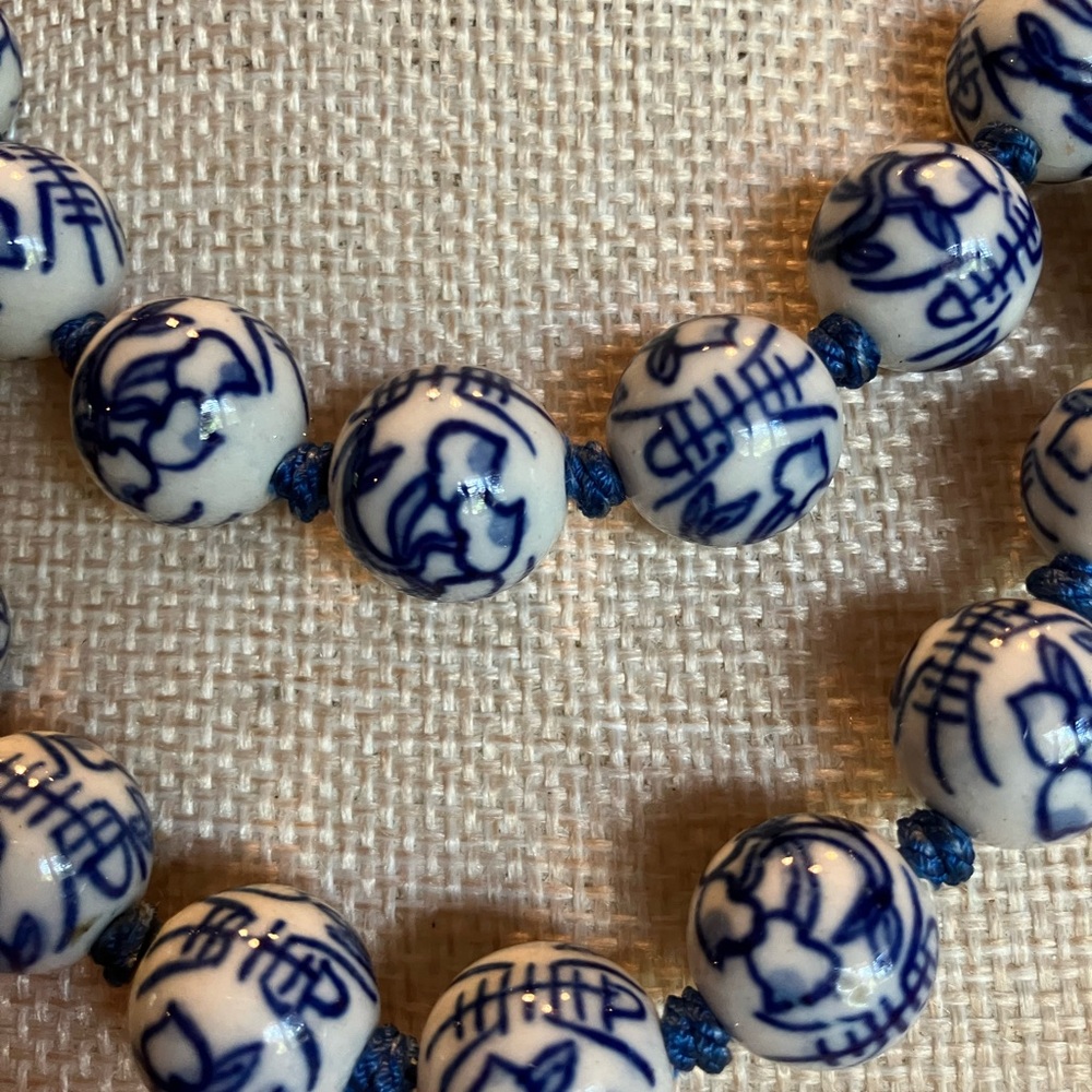CHINESE PORCELAIN HAND KNOTTED AND PAINTED BEADED NECKLACE AND BRACELET - Picture 10 of 17